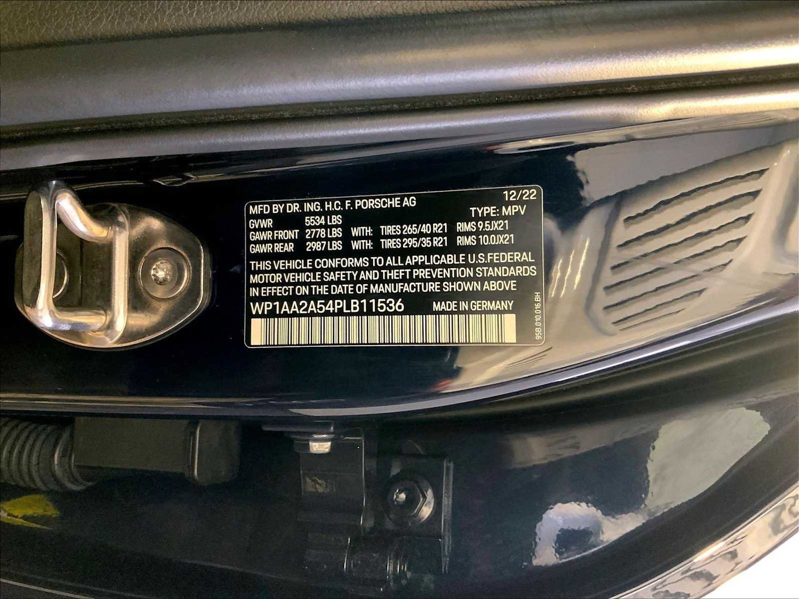 Certified 2023 Porsche Macan image 36