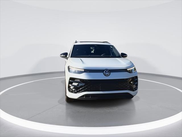 New 2025 Volkswagen Tiguan SE R-Line image 3