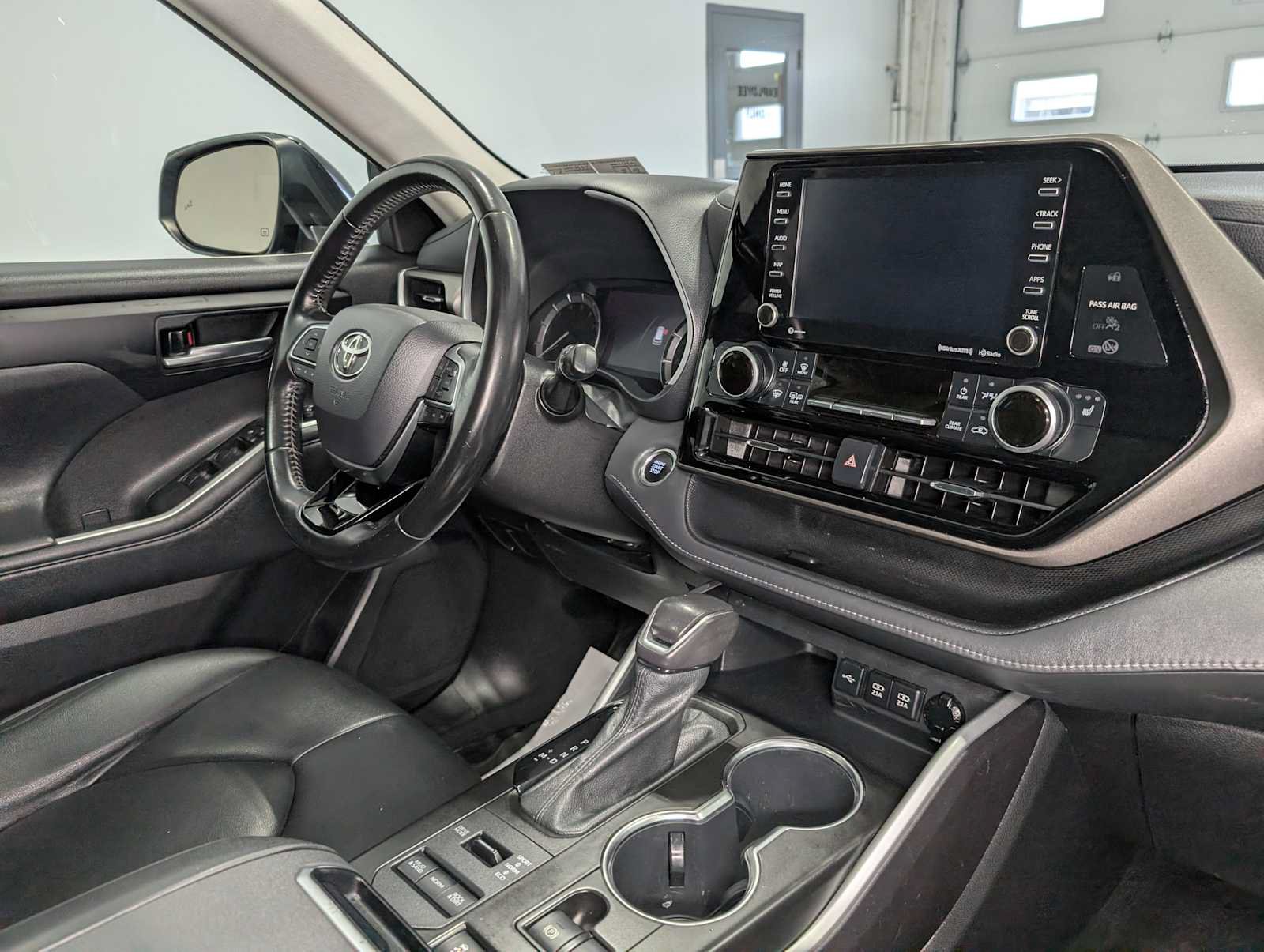 Used 2021 Toyota Highlander XLE AWD/4WD image 44