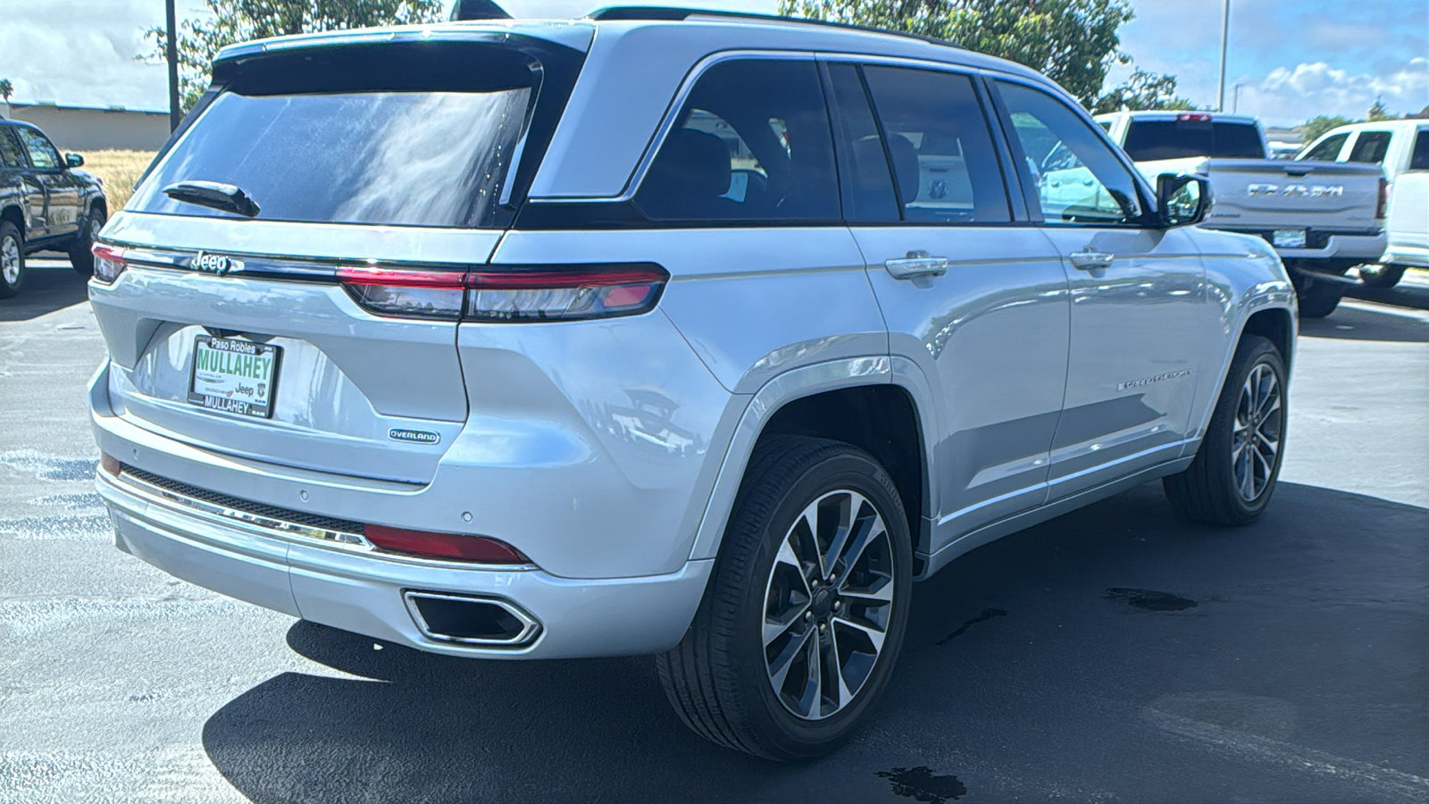 Used 2023 Jeep Grand Cherokee Overland image 3