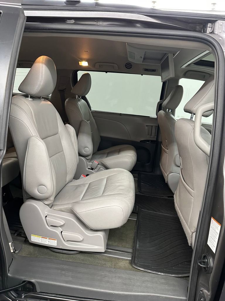 Used 2017 Toyota Sienna XLE Premium w/ Outdoor Package AWD/4WD image 31