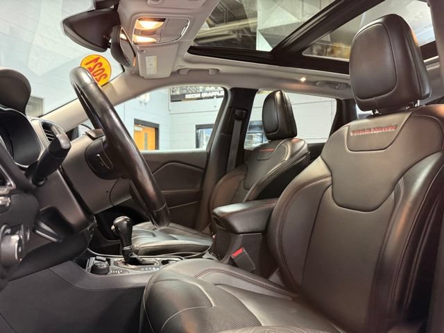 Used 2021 Jeep Cherokee Trailhawk AWD/4WD image 9