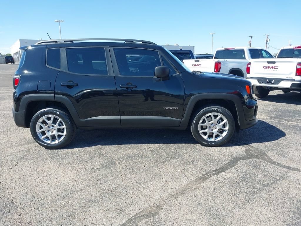 Used 2023 Jeep Renegade Latitude w/ Sun & Fun Group AWD/4WD image 2