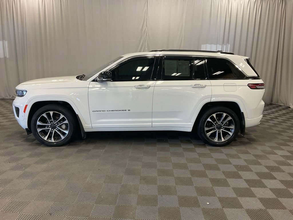 Used 2023 Jeep Grand Cherokee Overland w/ Luxury Tech Group IV AWD/4WD image 10