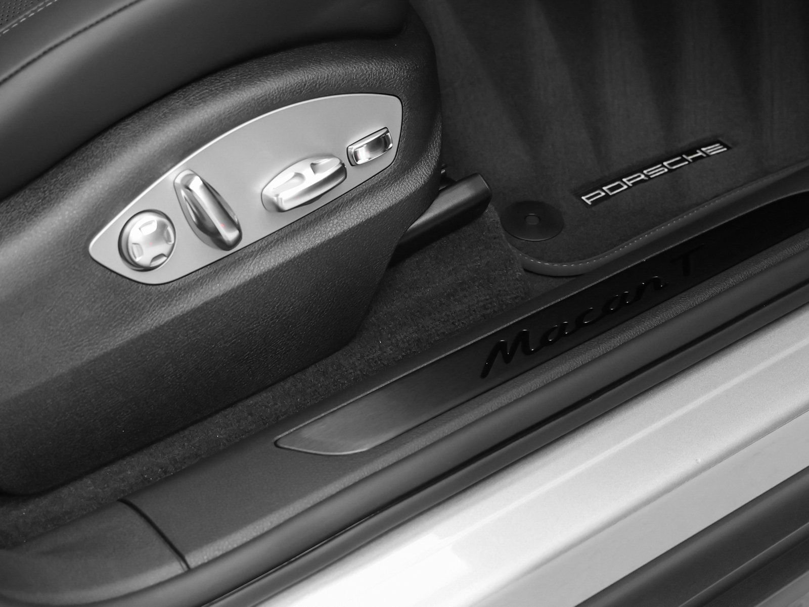 New 2025 Porsche Macan Turbo image 21