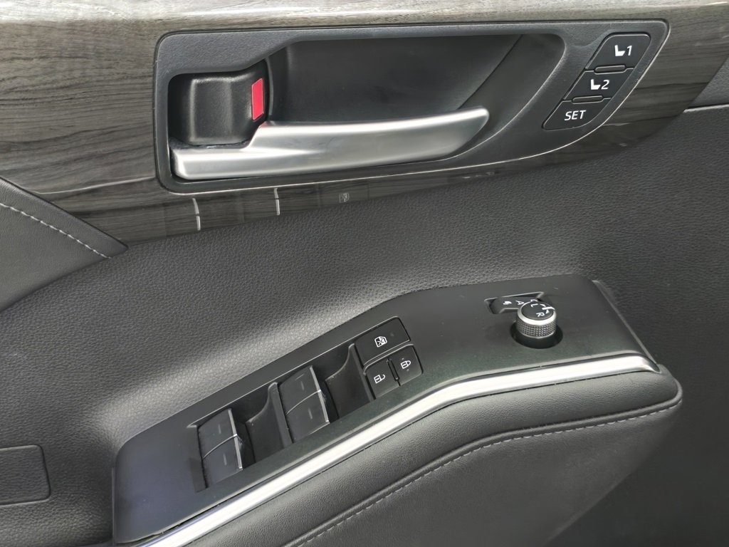 Used 2024 Toyota Highlander Limited image 30