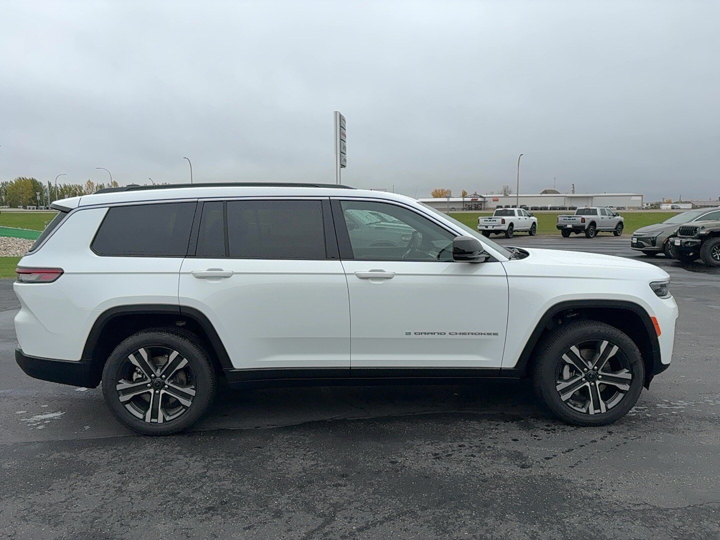 New 2027 Jeep Grand Cherokee L Limited AWD/4WD image 4