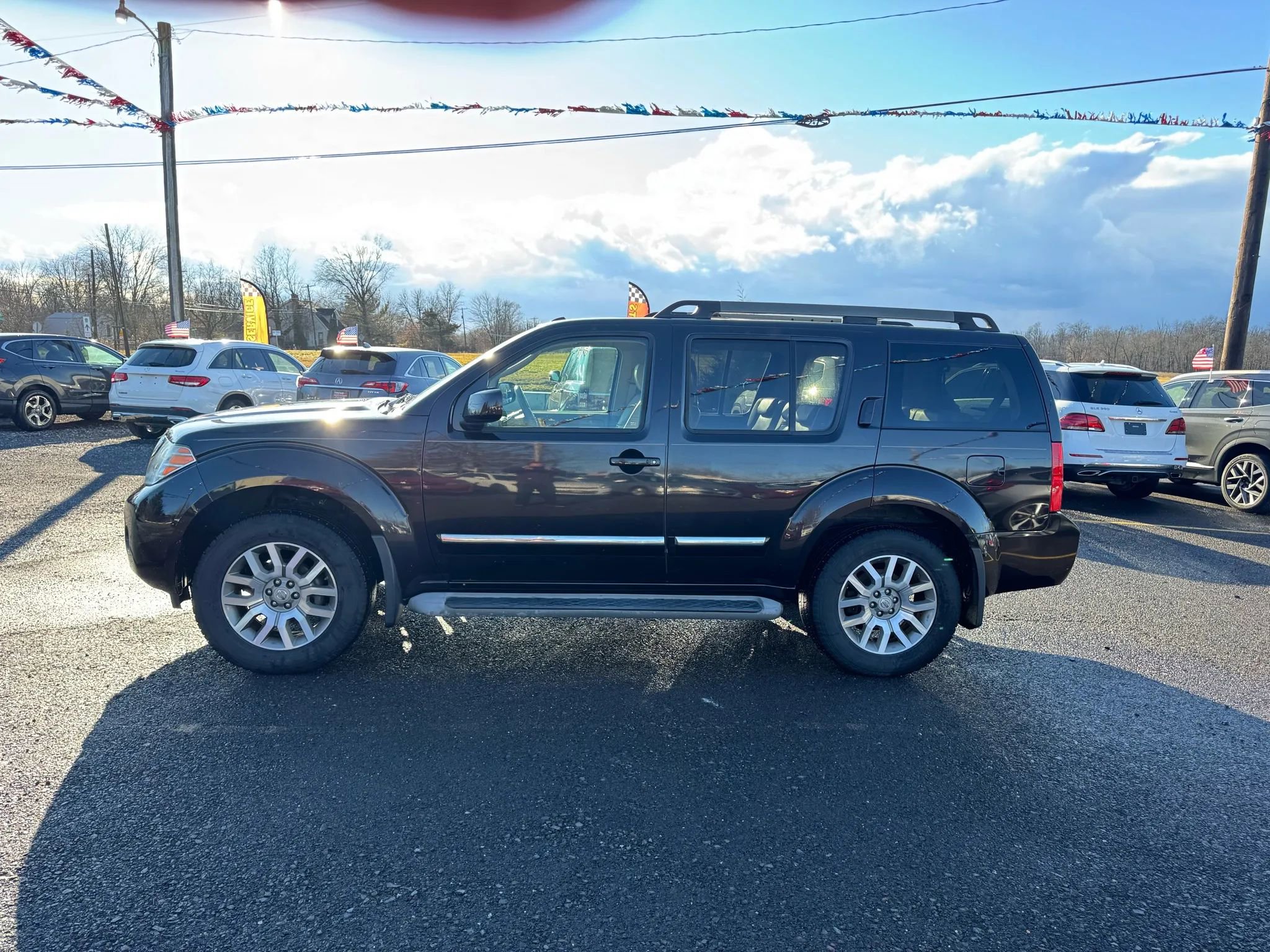 Used 2011 Nissan Pathfinder LE w/ Navigation Pkg image 3