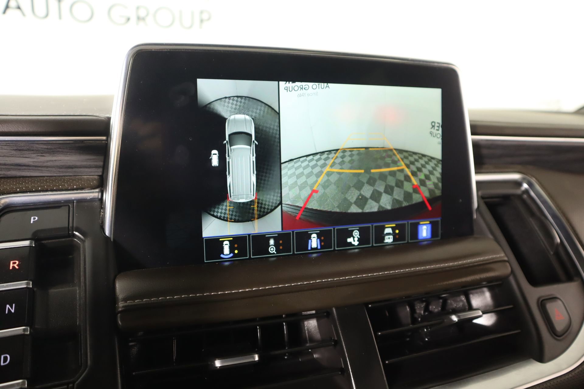 Used 2023 GMC Yukon SLT w/ SLT Premium Package AWD/4WD image 6