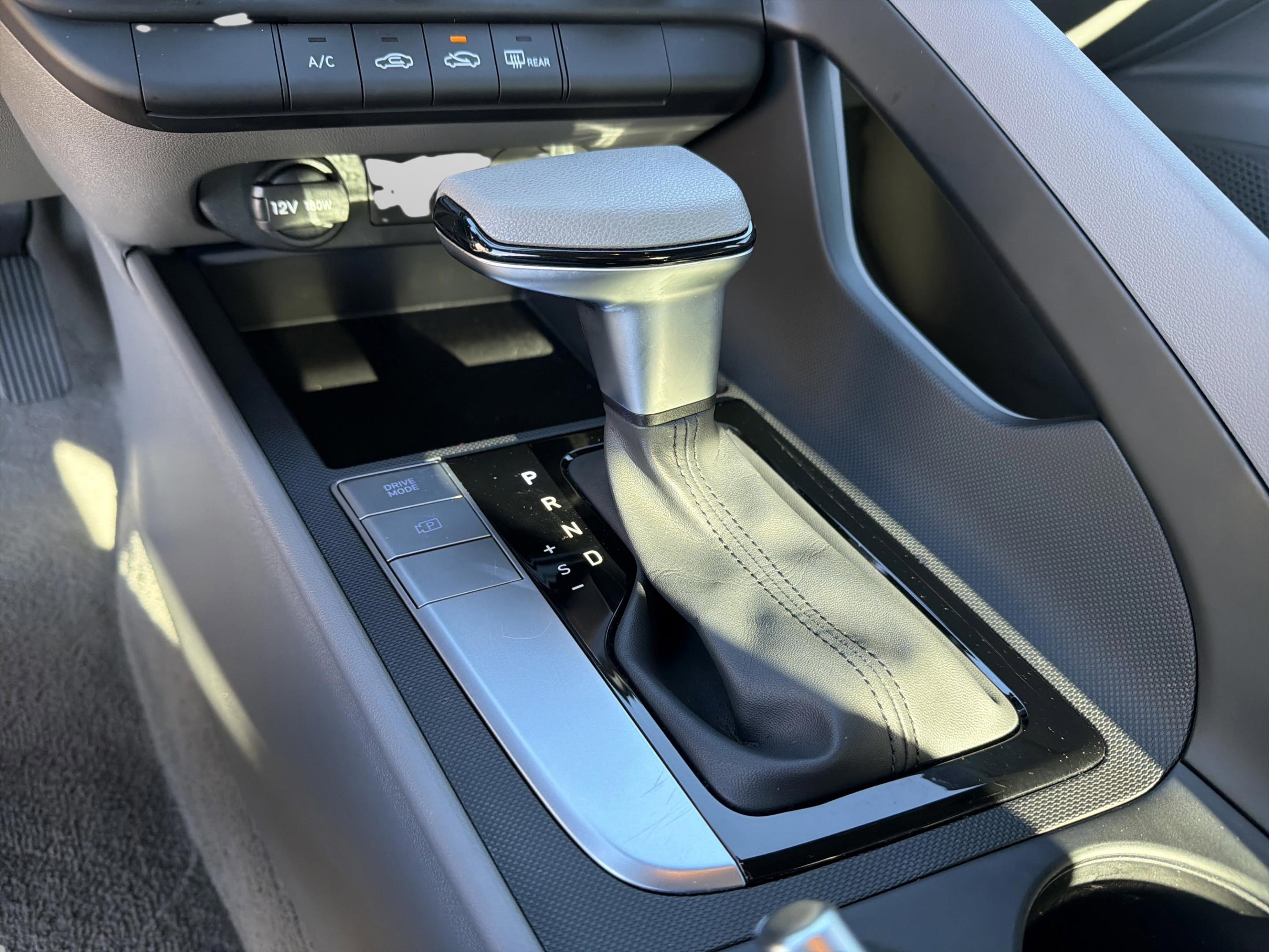 Used 2025 Hyundai Elantra SE image 16