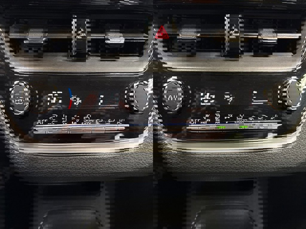 Used 2025 Toyota Corolla LE image 31