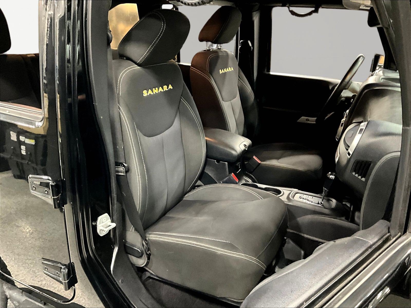 Used 2015 Jeep Wrangler Unlimited Sahara w/ Connectivity Group AWD/4WD image 28