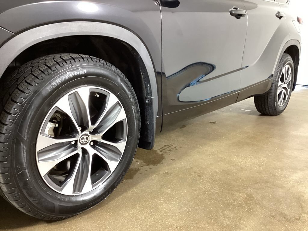 Used 2022 Toyota Highlander XLE AWD/4WD image 2