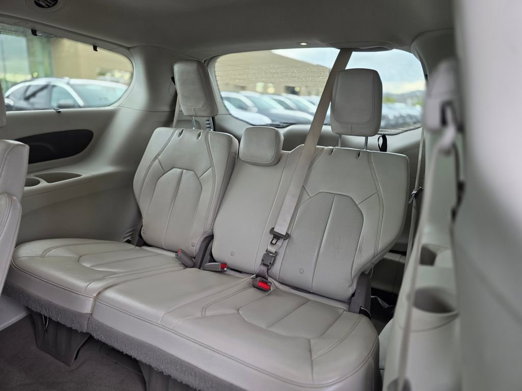 Used 2020 Chrysler Pacifica Touring-L image 15