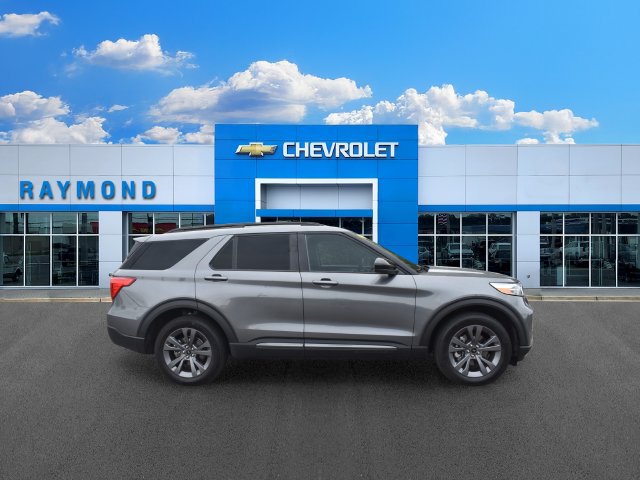 Used 2023 Ford Explorer XLT w/ Equipment Group 202A AWD/4WD image 2