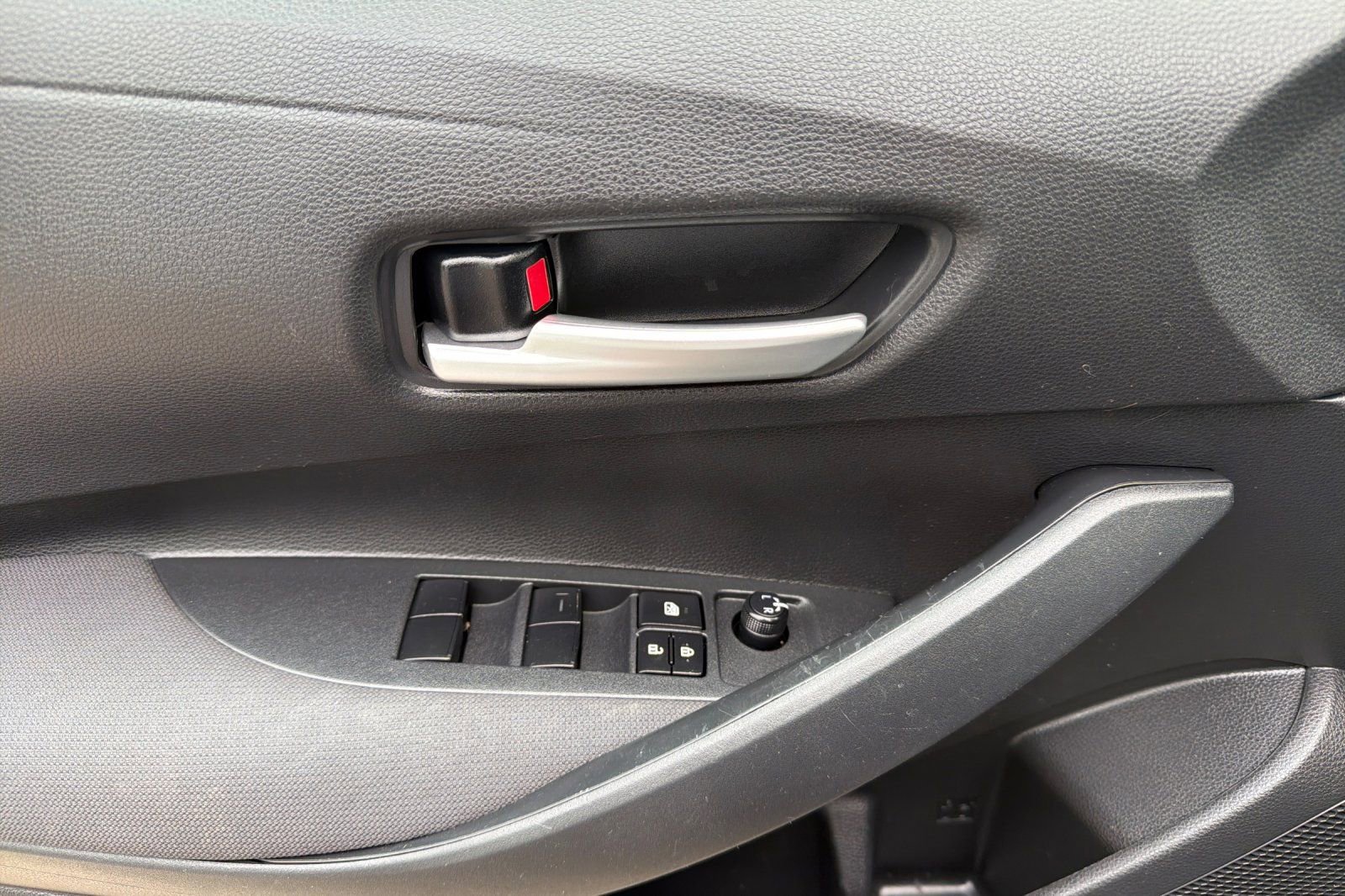 Used 2020 Toyota Corolla LE FWD image 10