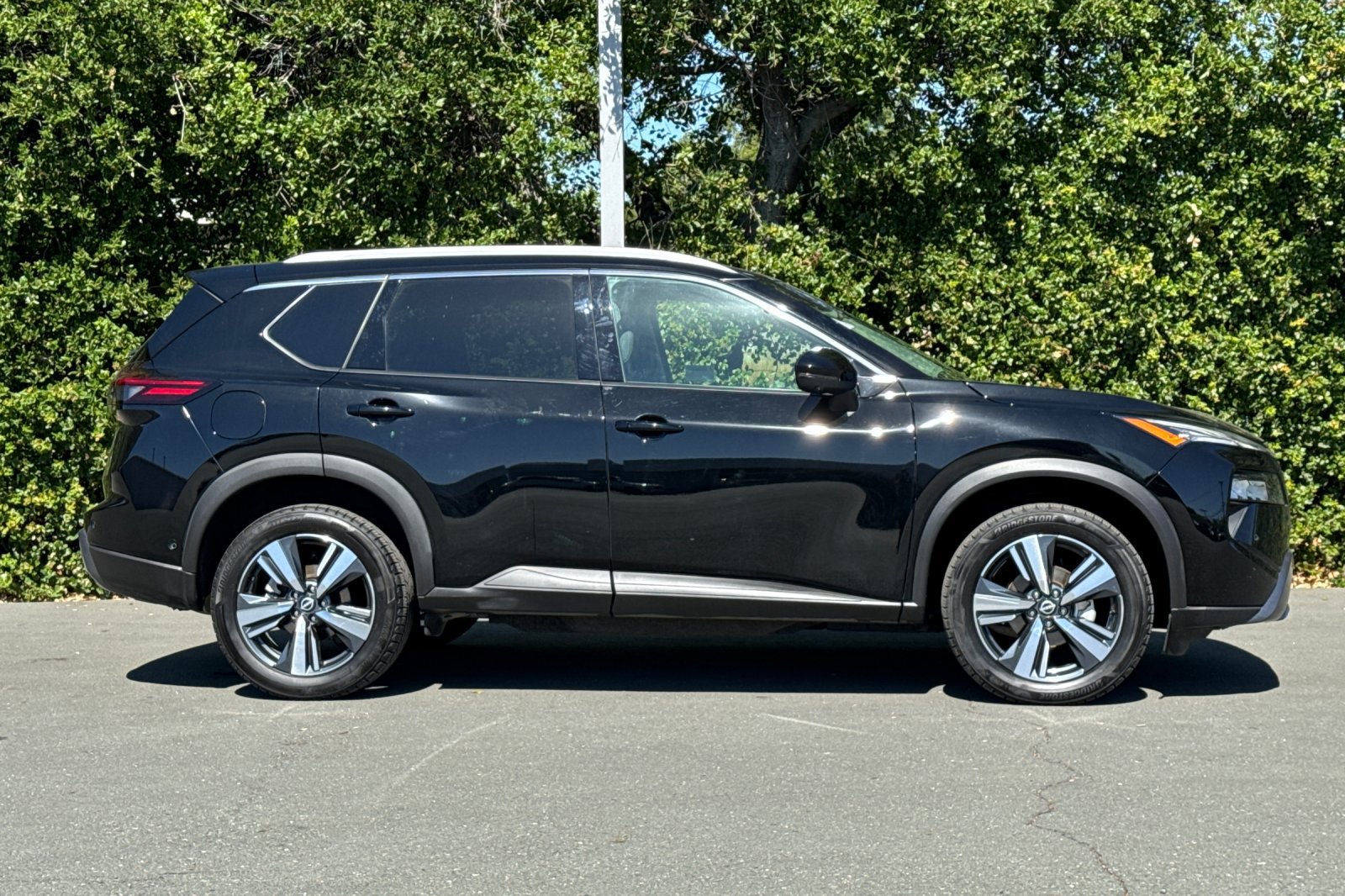 Used 2024 Nissan Rogue SL AWD/4WD image 3