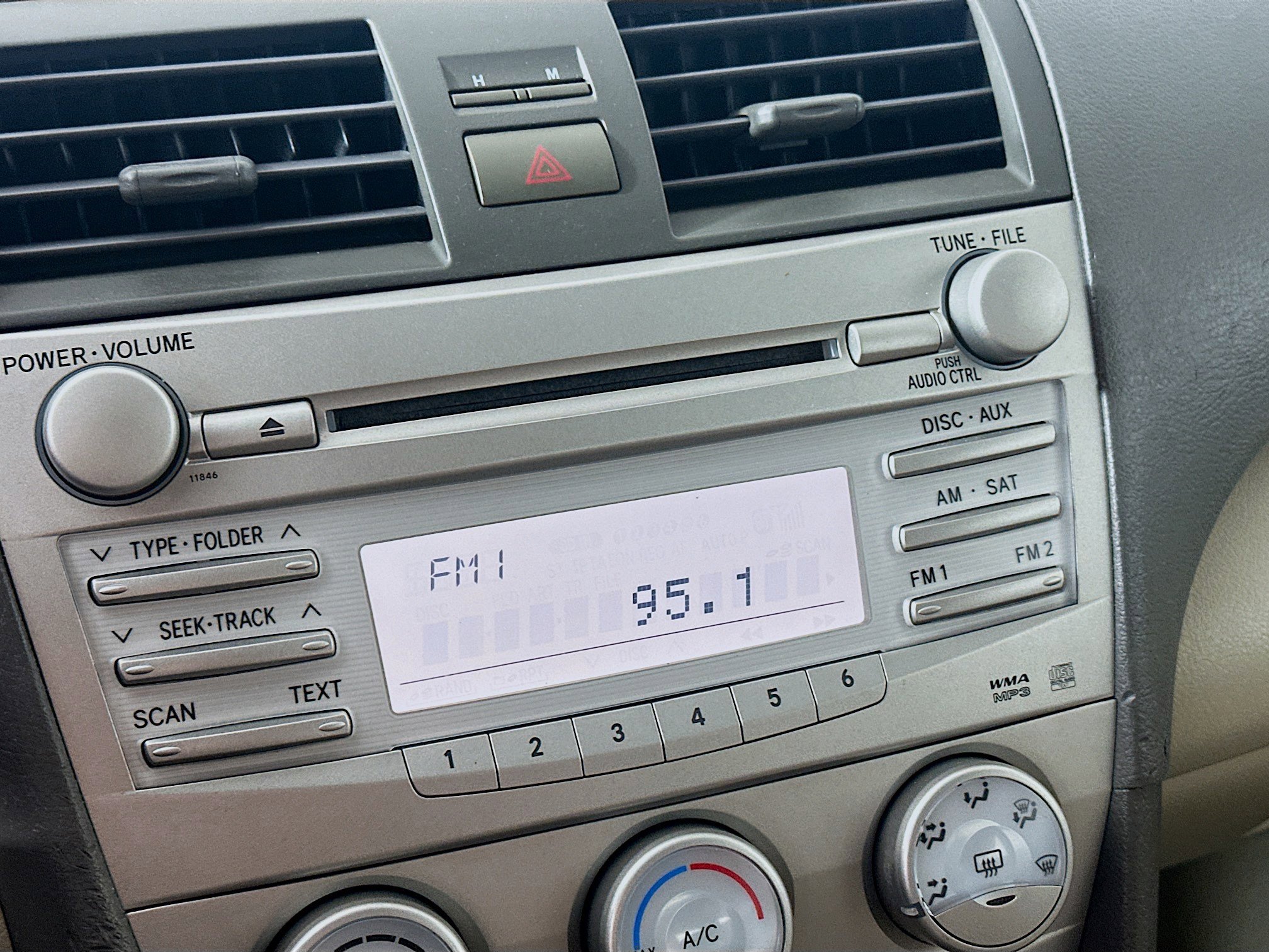 Used 2010 Toyota Camry LE FWD image 19