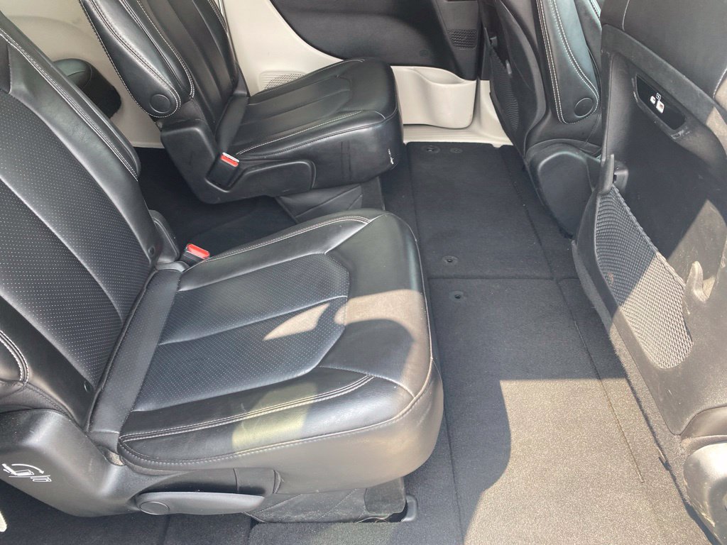 Used 2023 Chrysler Pacifica Touring-L FWD image 23
