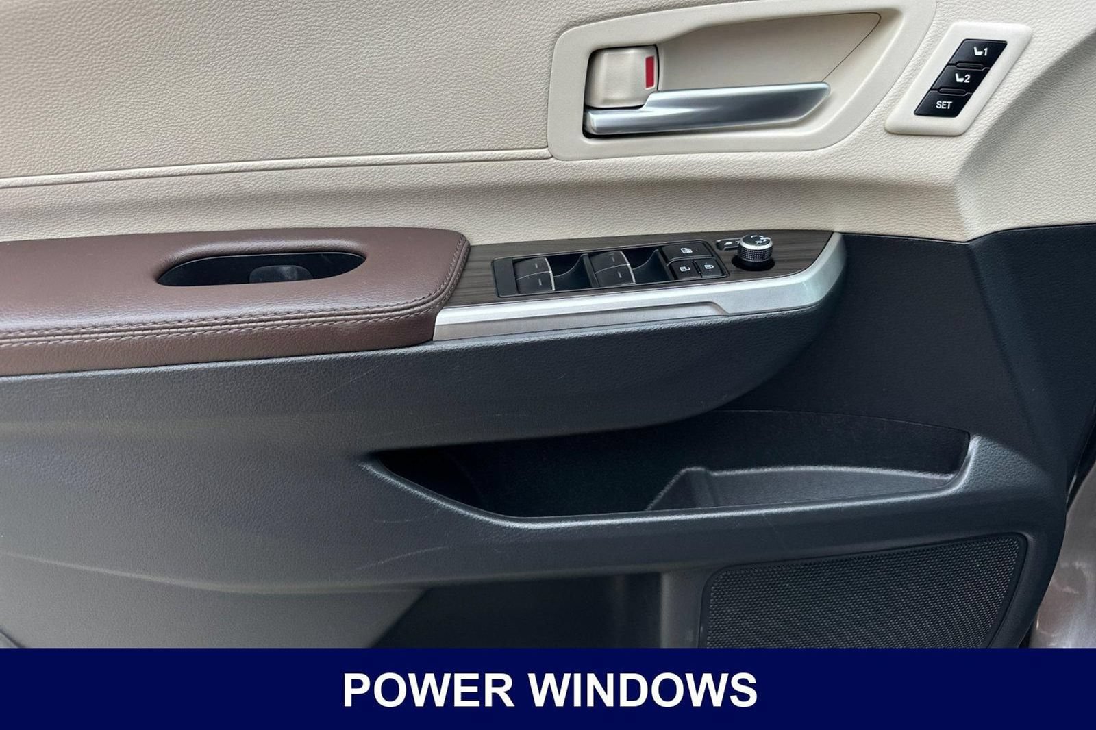 Used 2023 Toyota Sienna Platinum FWD image 11