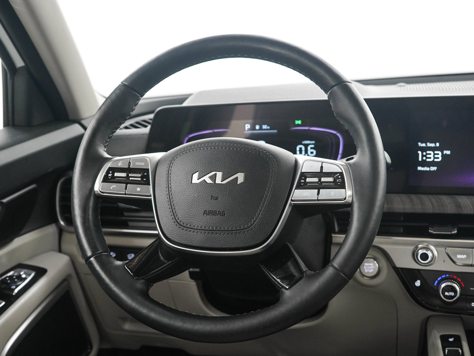 Used 2024 Kia Telluride EX w/ EX Captain's Chair Package AWD/4WD image 18