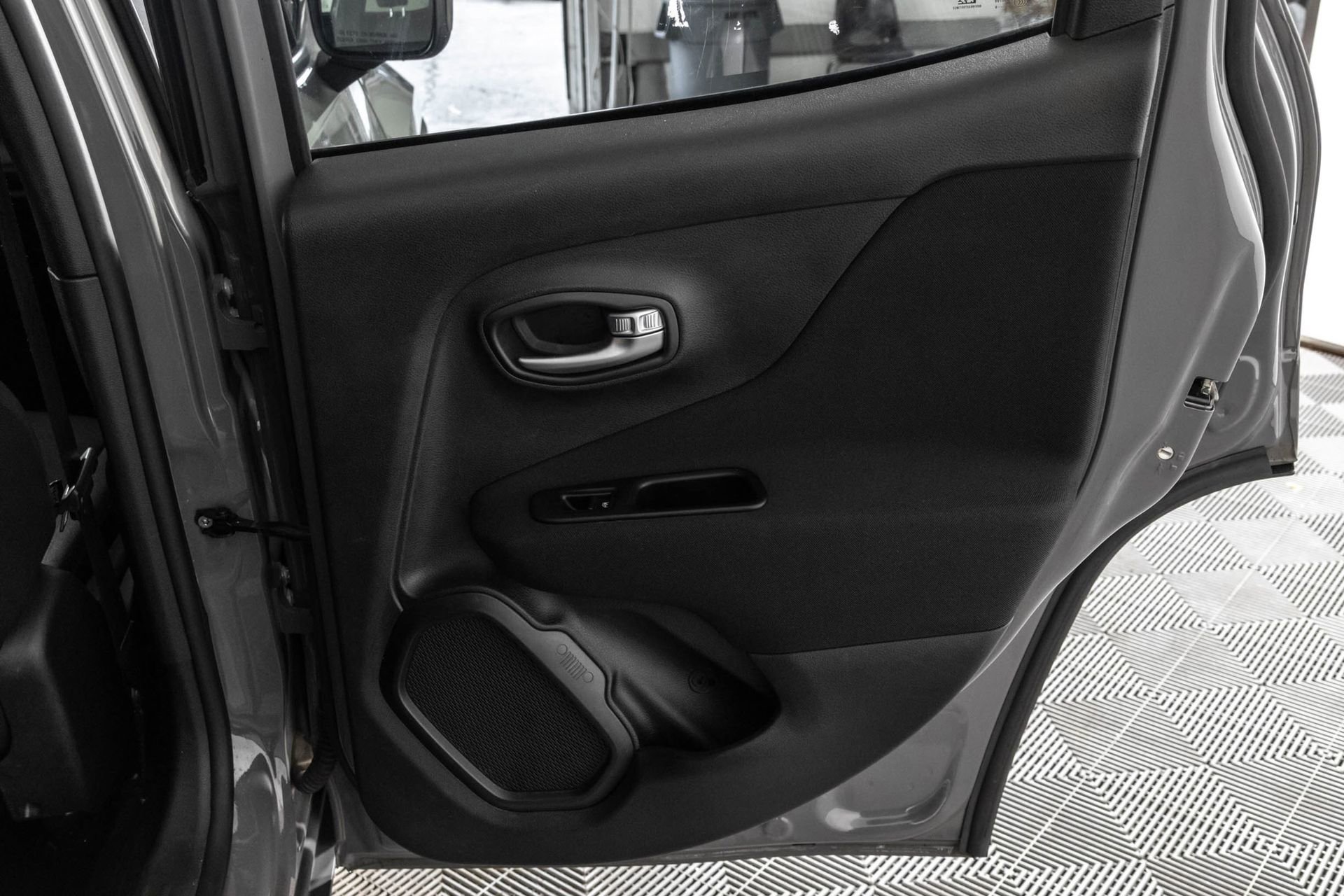 Used 2020 Jeep Renegade Latitude FWD image 37