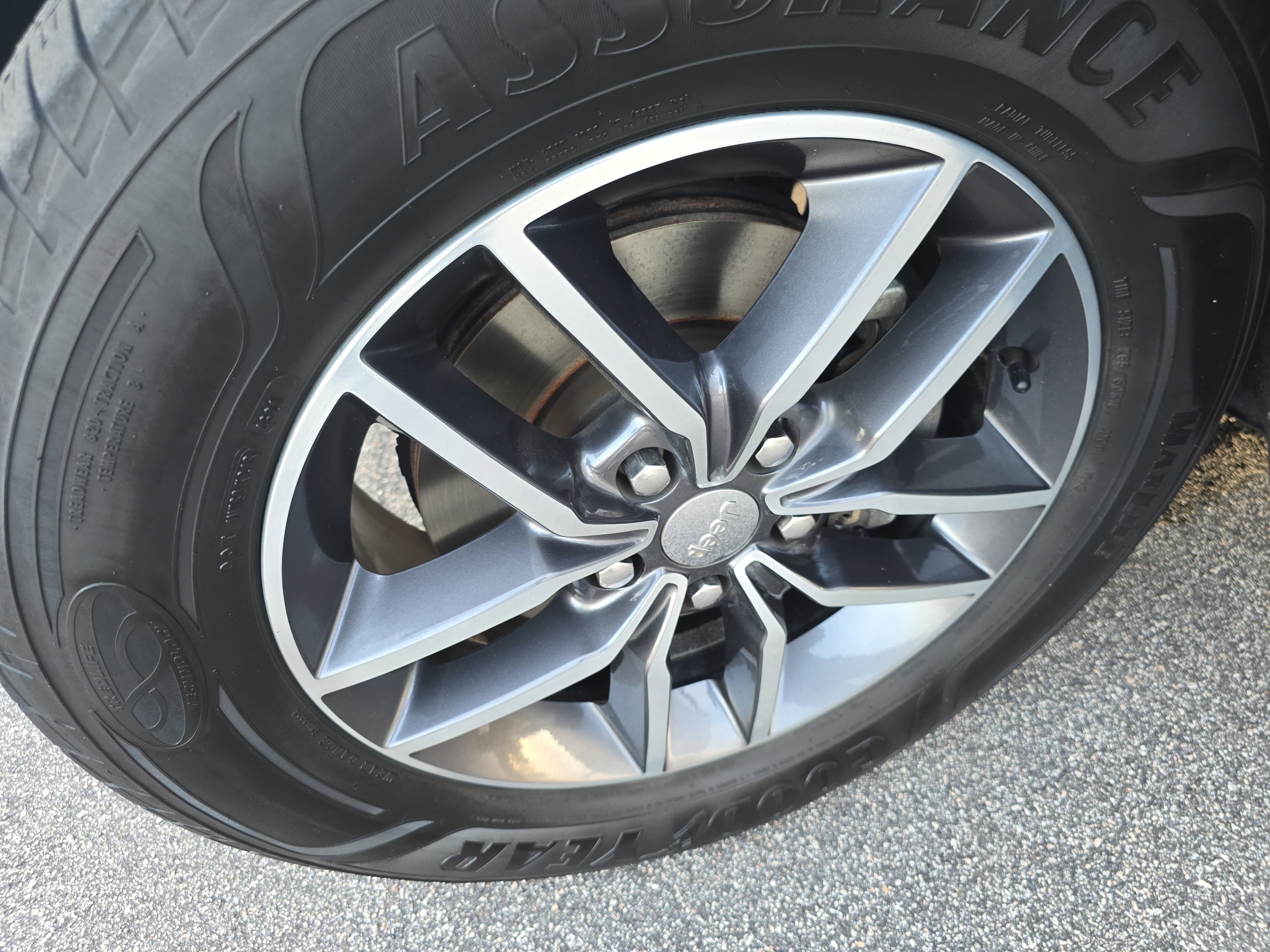 Used 2018 Jeep Grand Cherokee Limited image 32