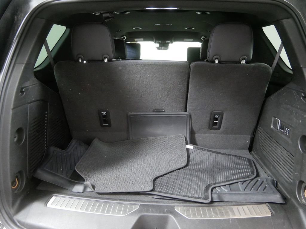 Used 2024 GMC Yukon Denali w/ Advanced Technology Package AWD/4WD image 7