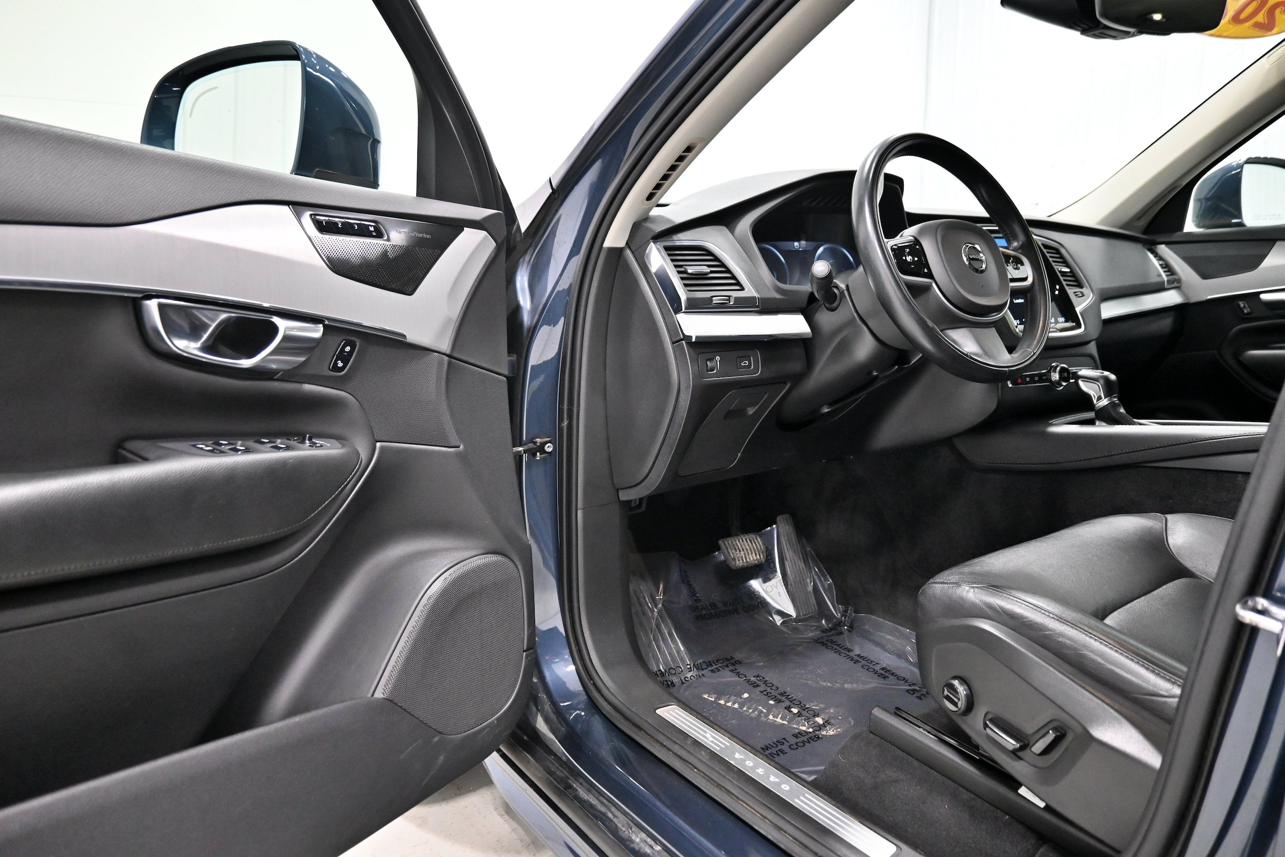 Used 2021 Volvo XC90 T5 Momentum w/ Climate Package AWD/4WD image 4