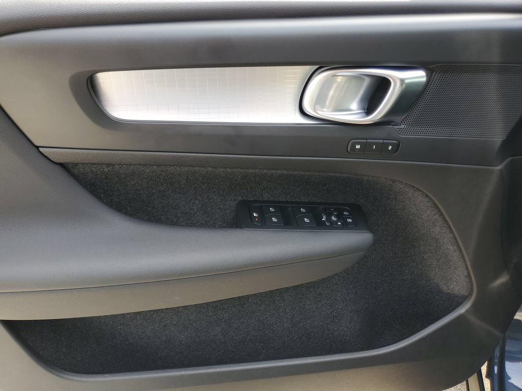 Certified 2022 Volvo XC40 T4 Momentum w/ Premium Package FWD image 20