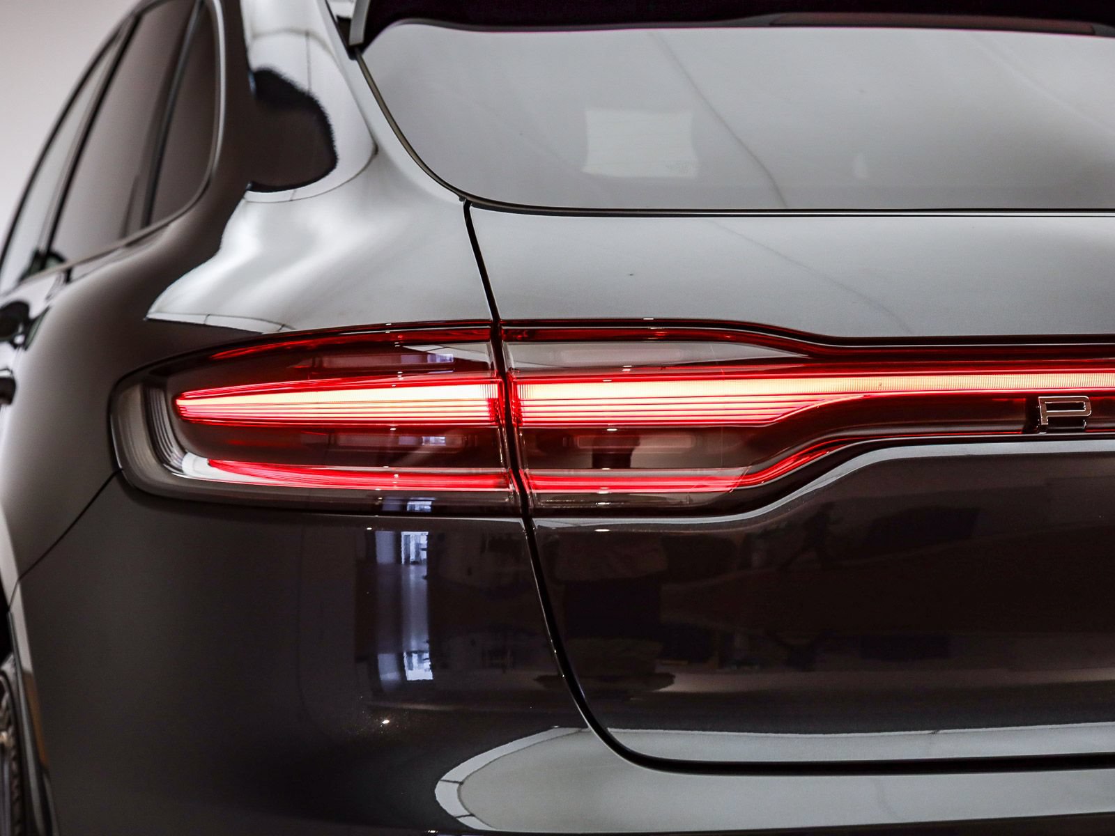 Certified 2025 Porsche Macan AWD/4WD image 8