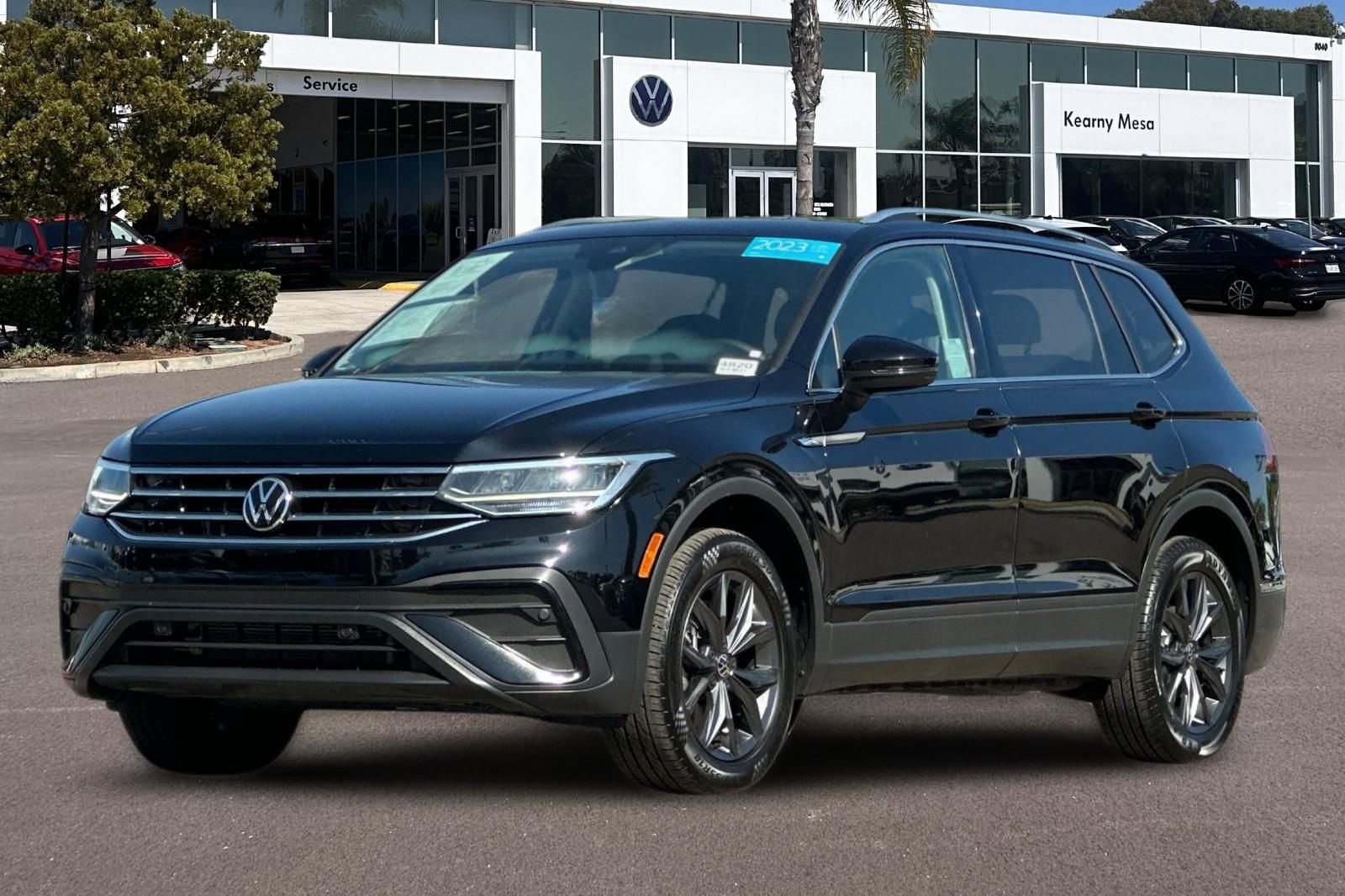Used 2023 Volkswagen Tiguan SE w/ Panoramic Sunroof Package FWD image 8