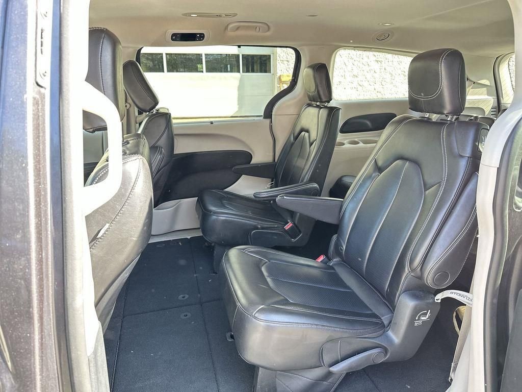 Used 2023 Chrysler Pacifica Touring-L image 24