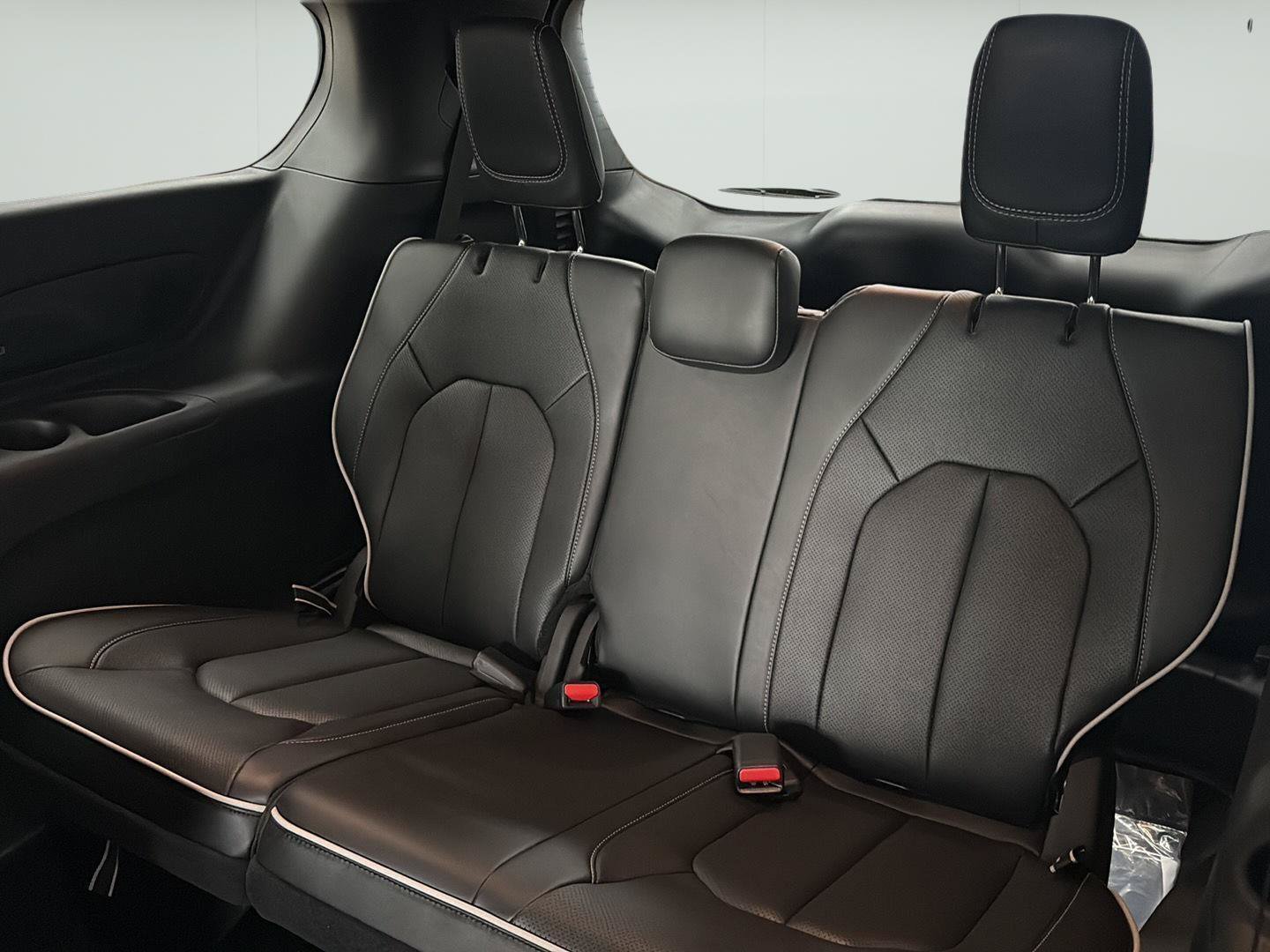 New 2027 Chrysler Pacifica Limited FWD image 31