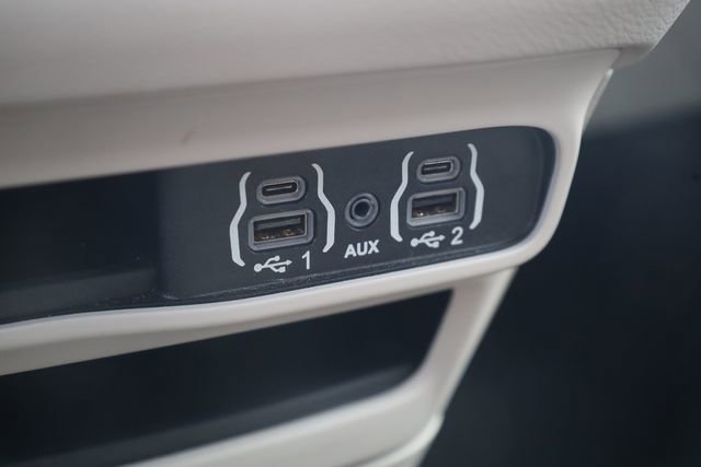 Used 2023 Chrysler Pacifica Touring-L image 20