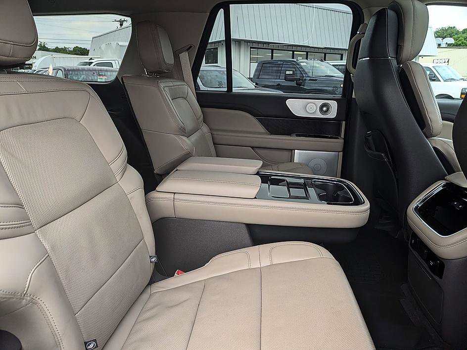 Used 2022 Lincoln Navigator Reserve AWD/4WD image 30