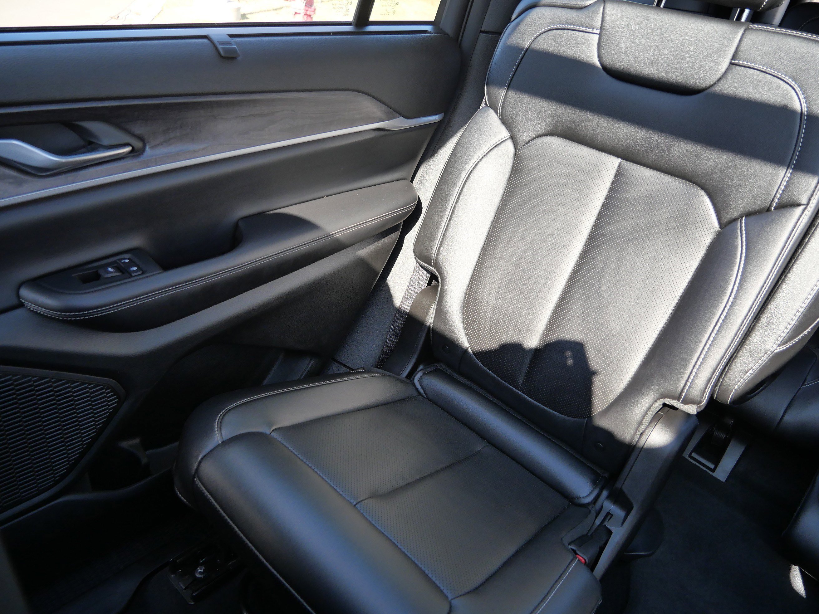 Used 2024 Jeep Grand Cherokee L Limited w/ Luxury Tech Group II image 12