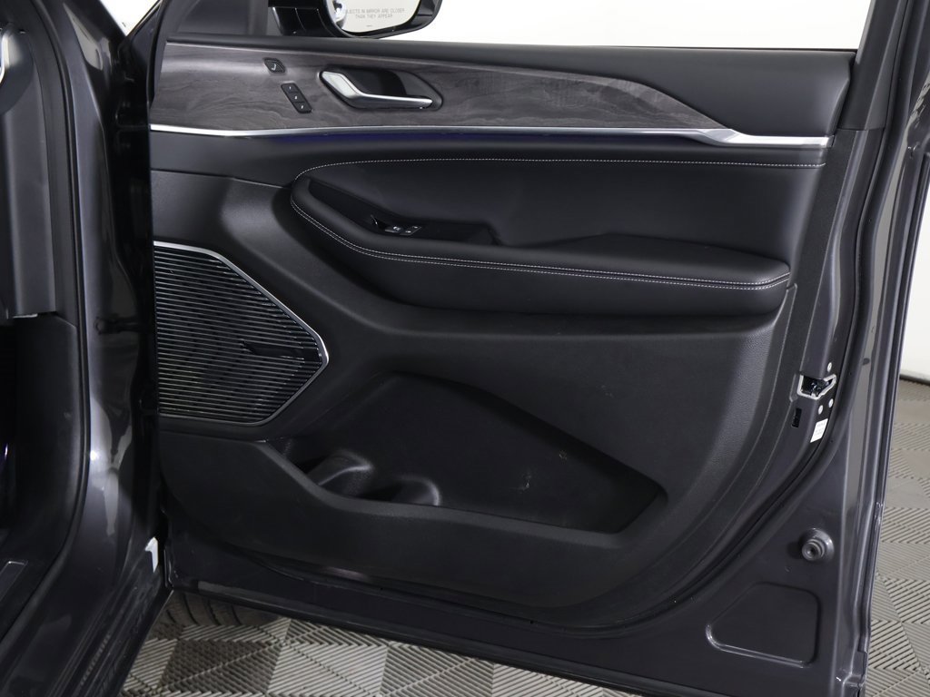 Used 2022 Jeep Grand Cherokee Overland w/ Luxury Tech Group IV image 30