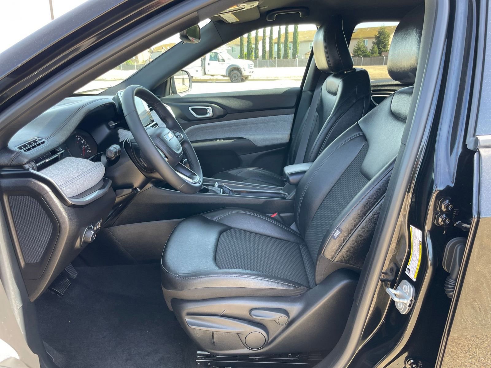Used 2025 Jeep Compass Latitude AWD/4WD image 25