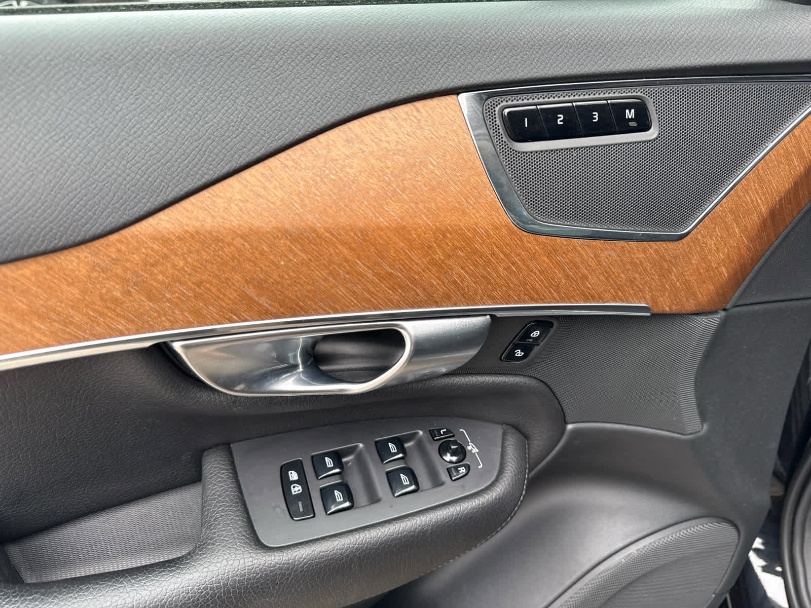 Used 2021 Volvo XC90 T6 Momentum image 6