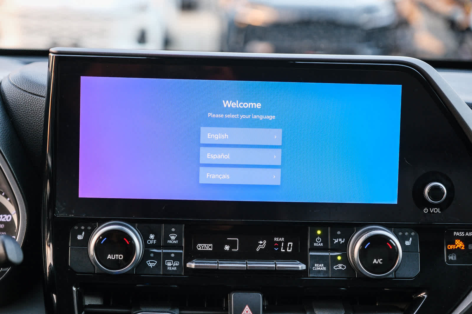 Used 2024 Toyota Highlander XLE FWD image 16