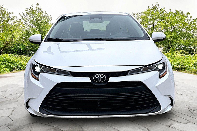 Used 2023 Toyota Corolla LE FWD image 2