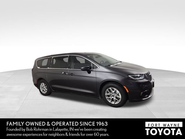 Used 2023 Chrysler Pacifica Touring-L image 5