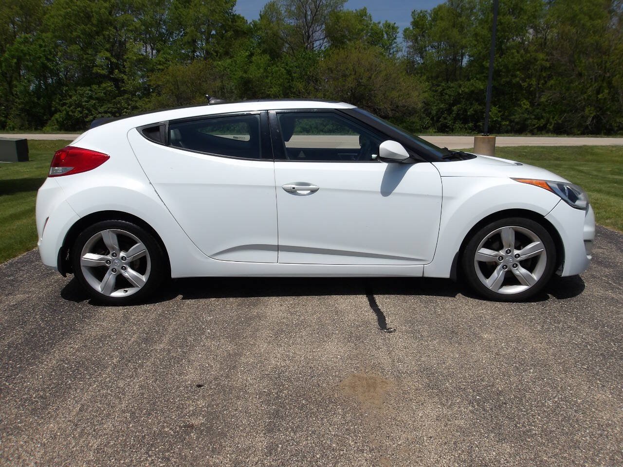 Used 2013 Hyundai Veloster w/ Tech Pkg FWD image 2