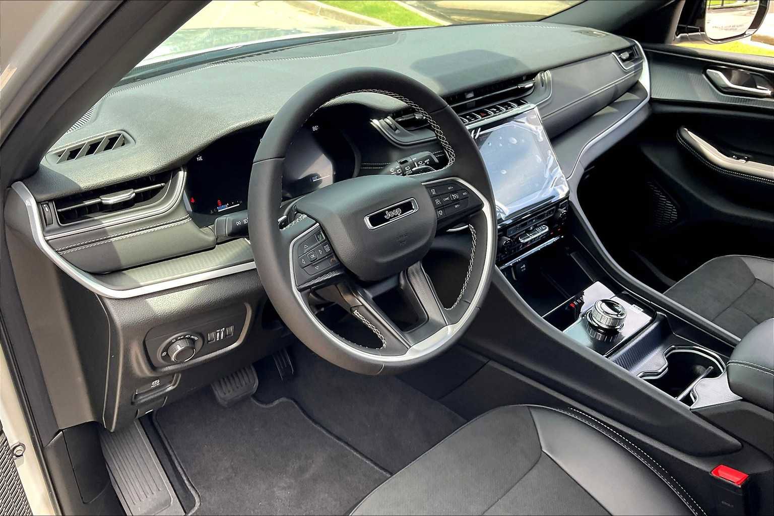 New 2025 Jeep Grand Cherokee L Altitude image 8