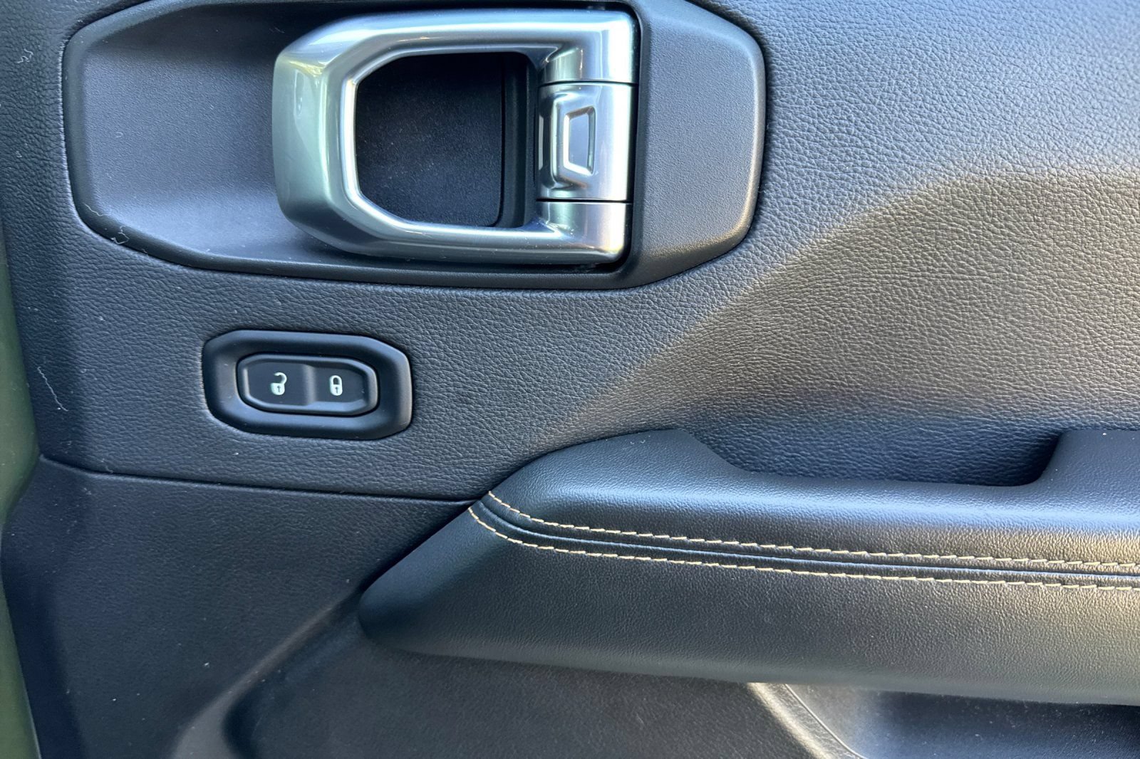 Used 2024 Jeep Wrangler Unlimited Sahara AWD/4WD image 19