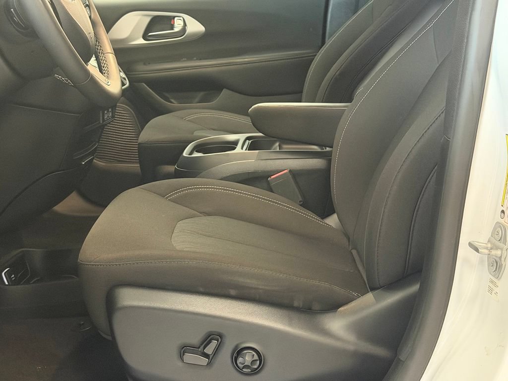 Used 2024 Chrysler Pacifica Touring FWD image 12
