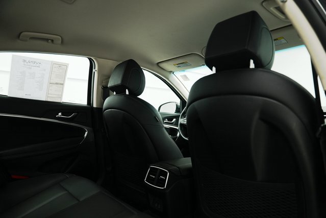 Used 2025 Genesis G70 2.5T image 29