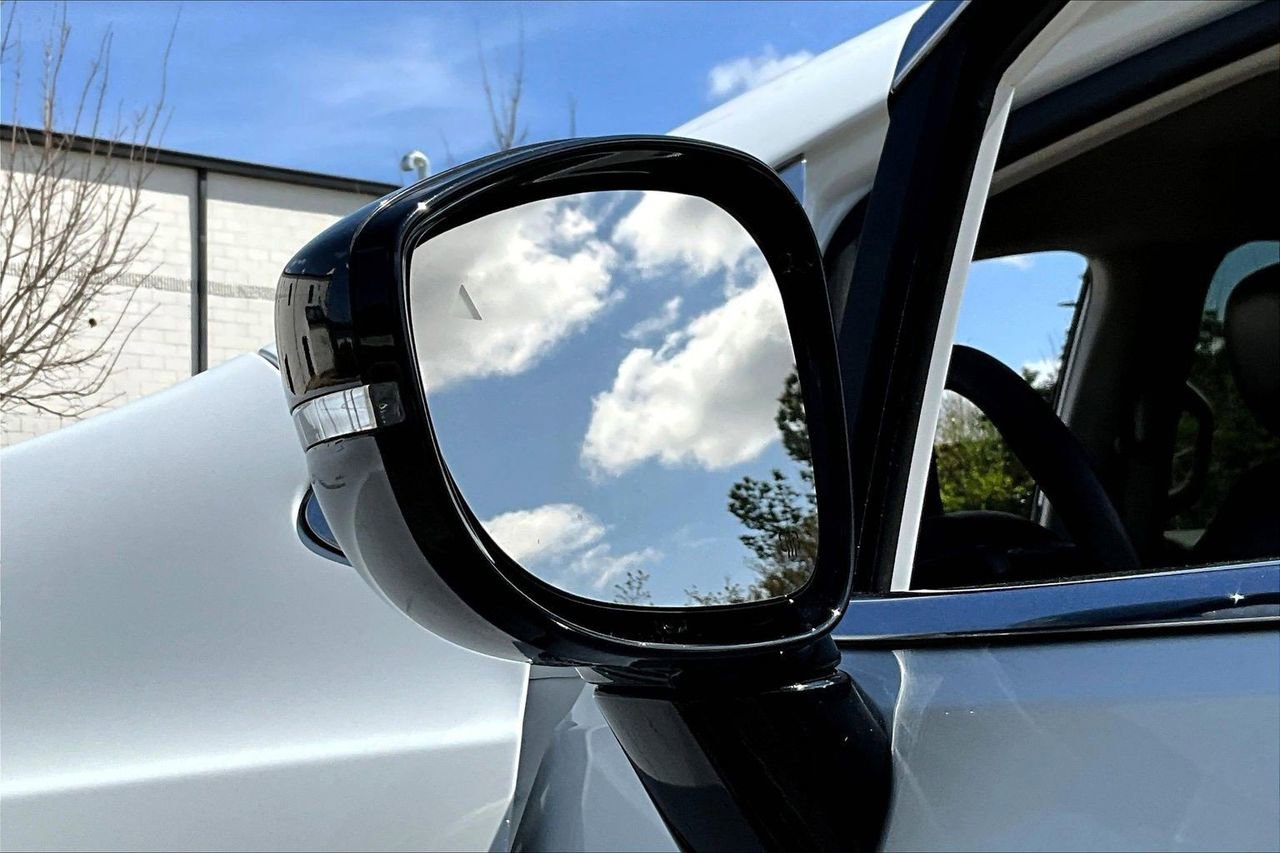 Certified 2024 Chrysler Pacifica Touring-L FWD image 28