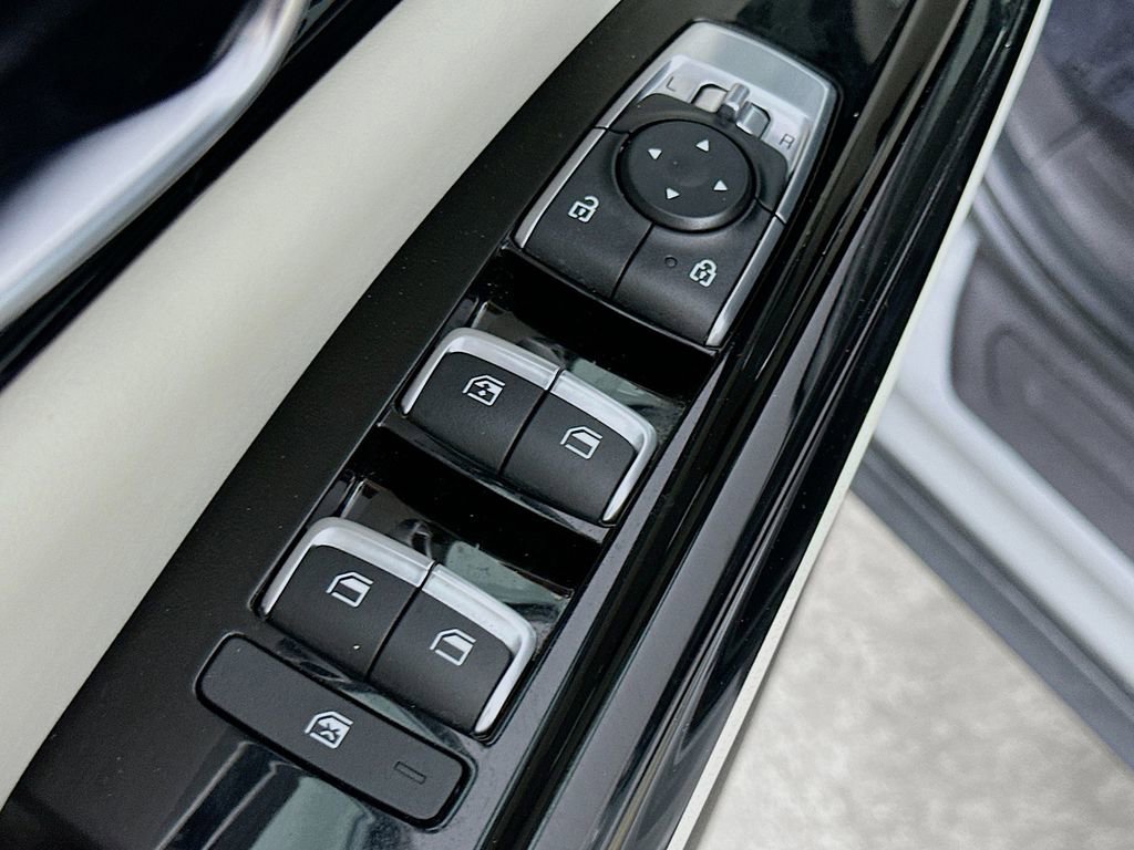 Used 2024 Kia Carnival EX FWD image 21